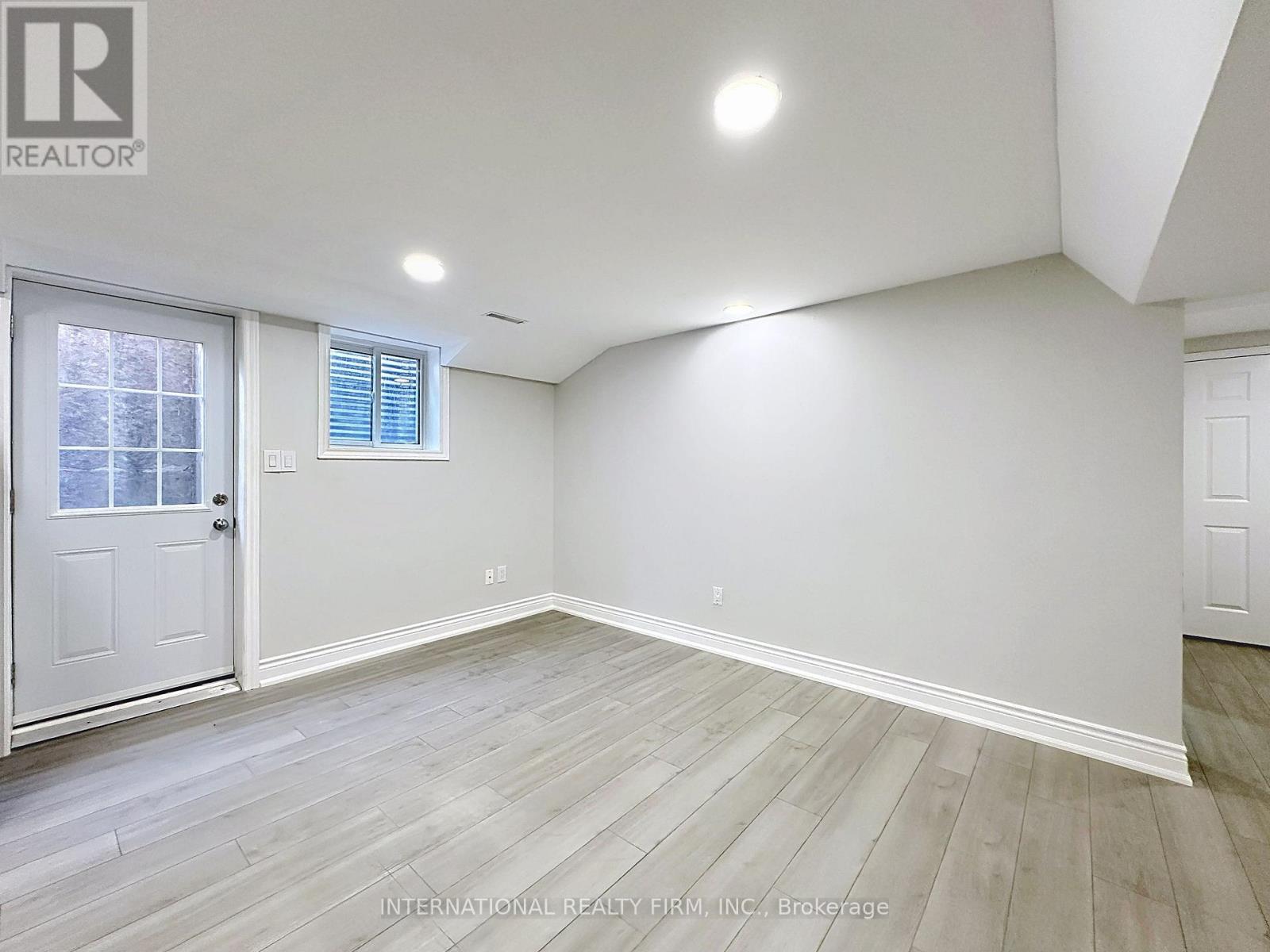 21 MAYVERN CRESCENT - 40