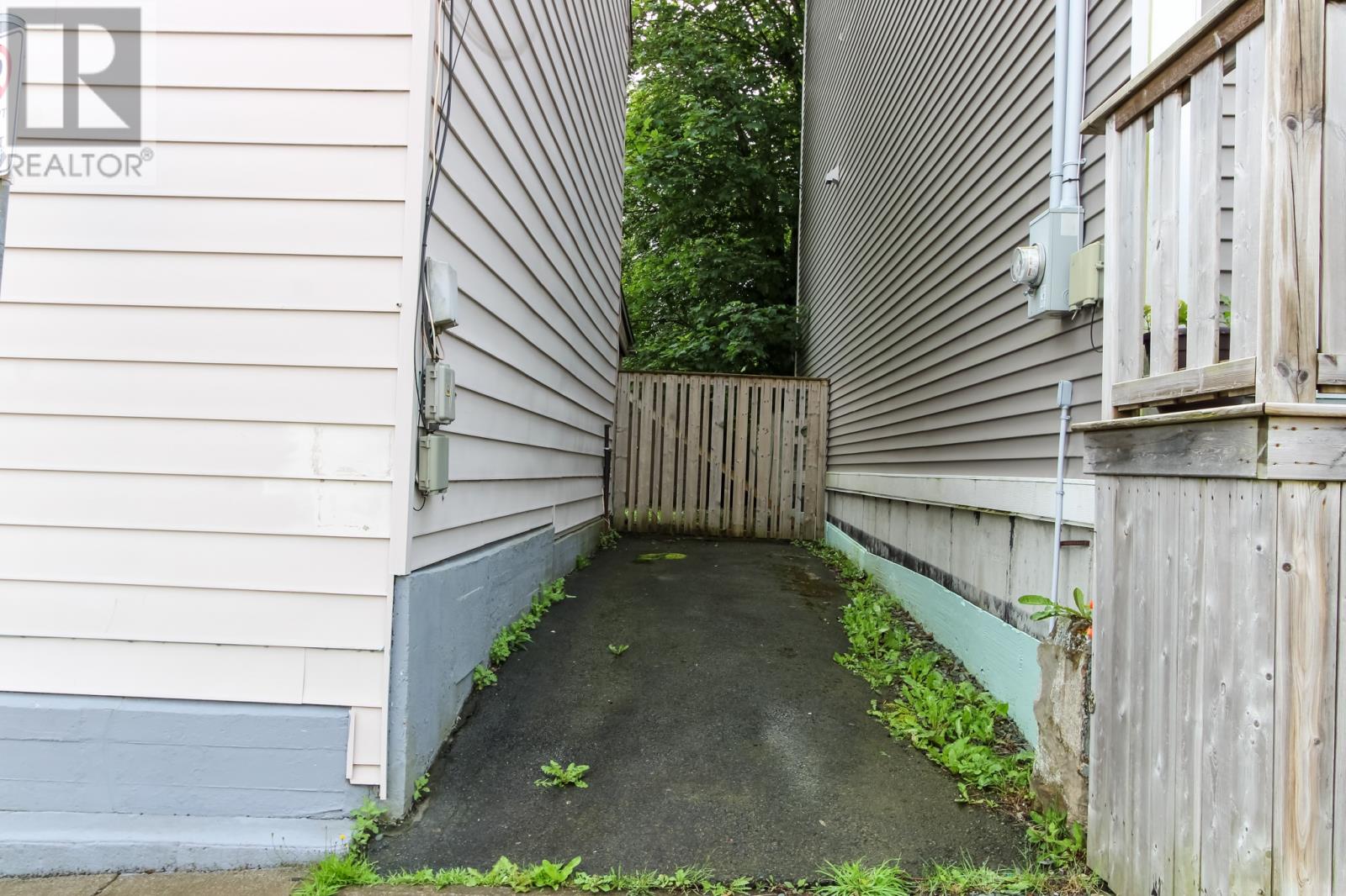 Parking space/access to backyard