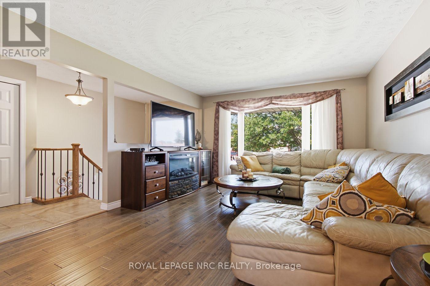 28 ROLLINS DRIVE - 6