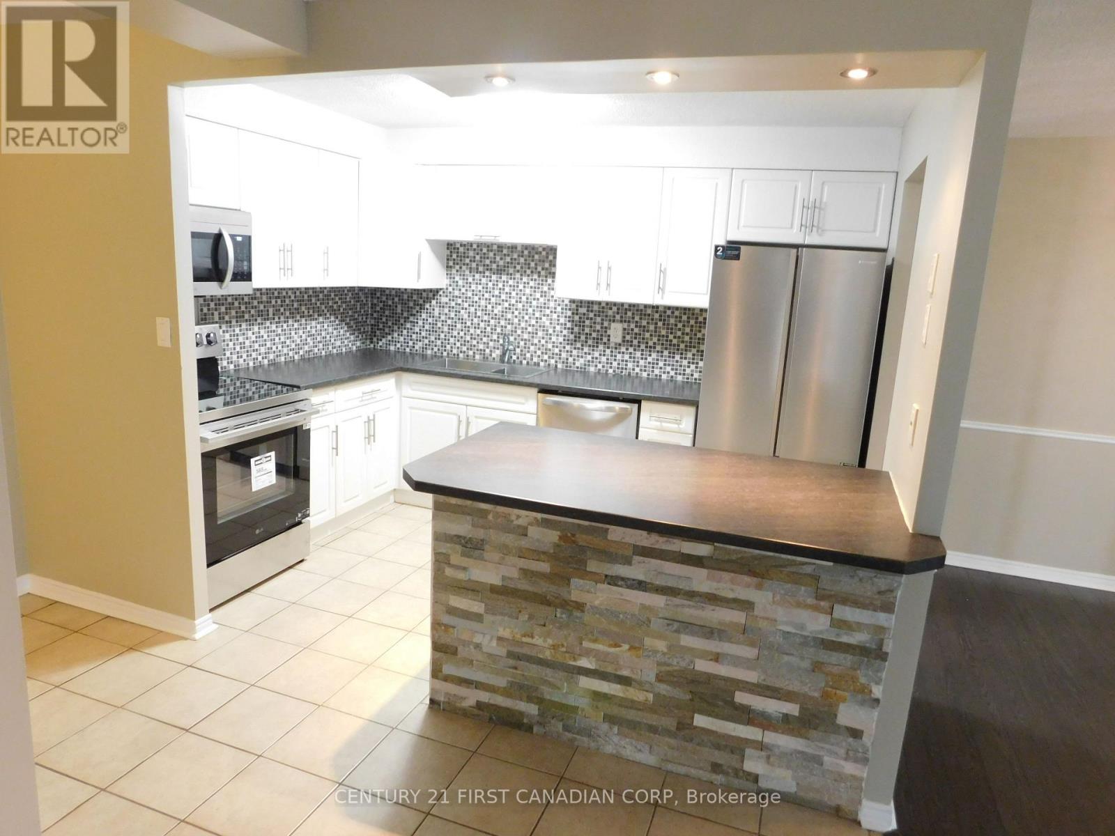 #2004 323 COLBORNE STREET - Image 5