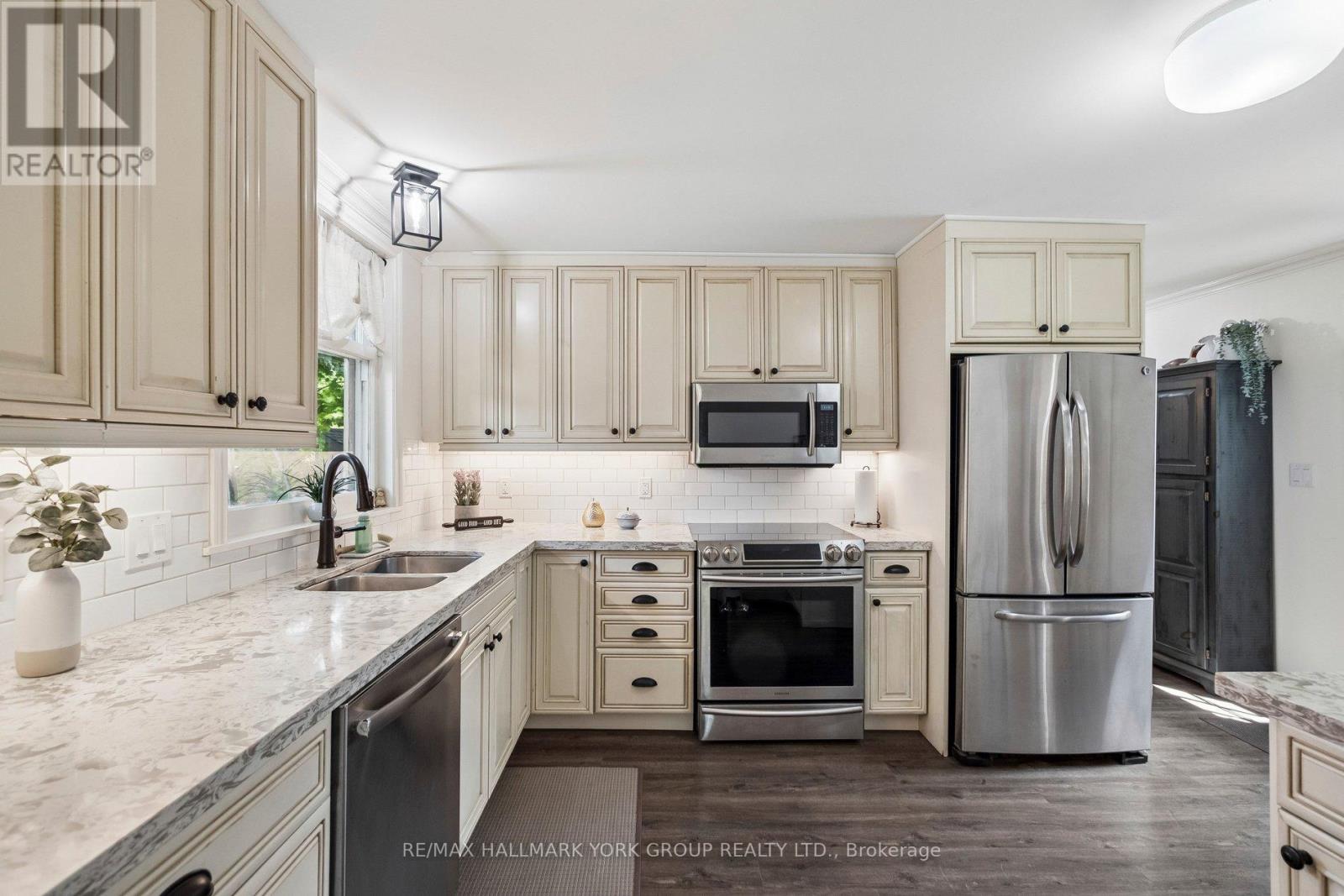 37 ARNOLD CRESCENT - 10
