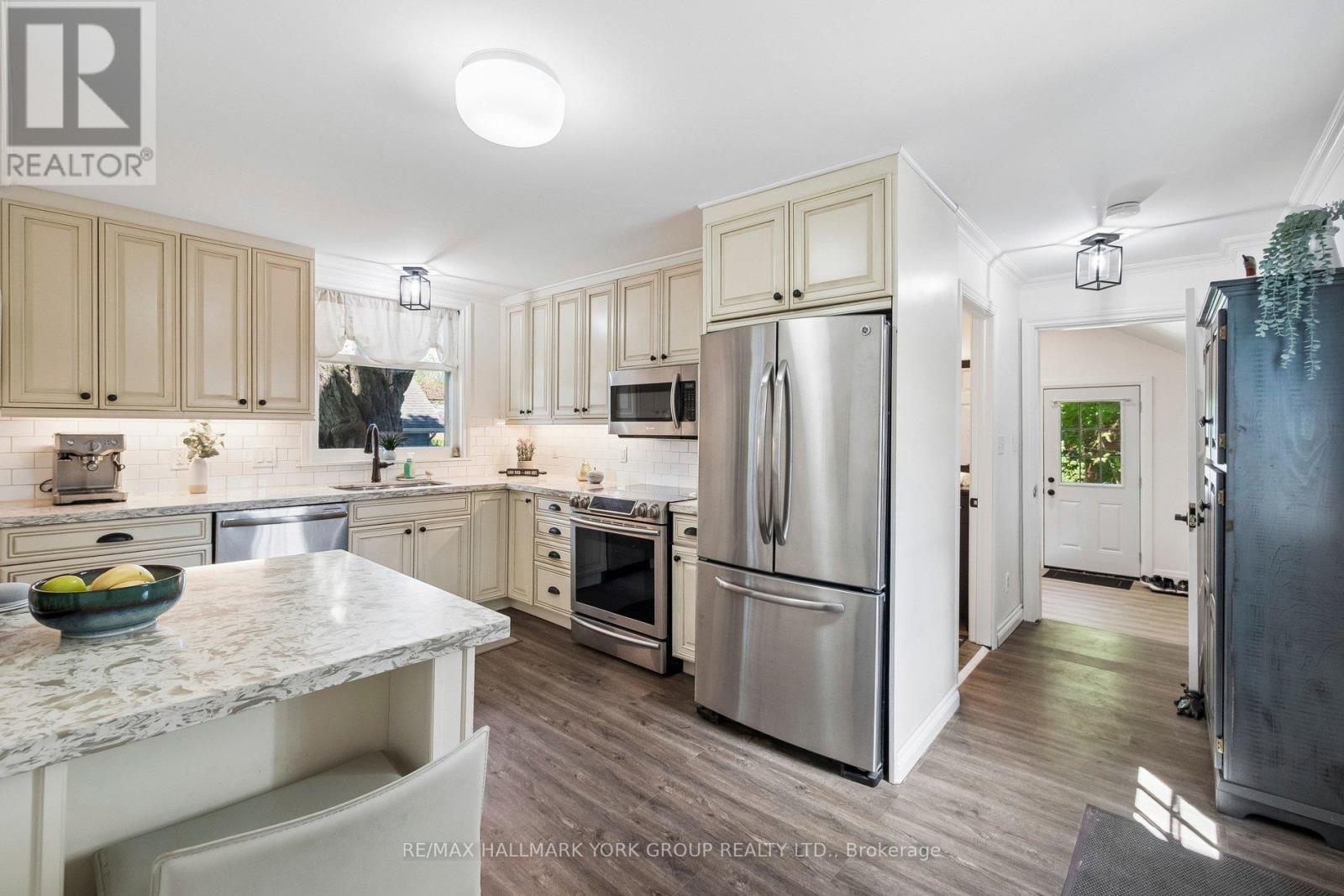 37 ARNOLD CRESCENT - 13