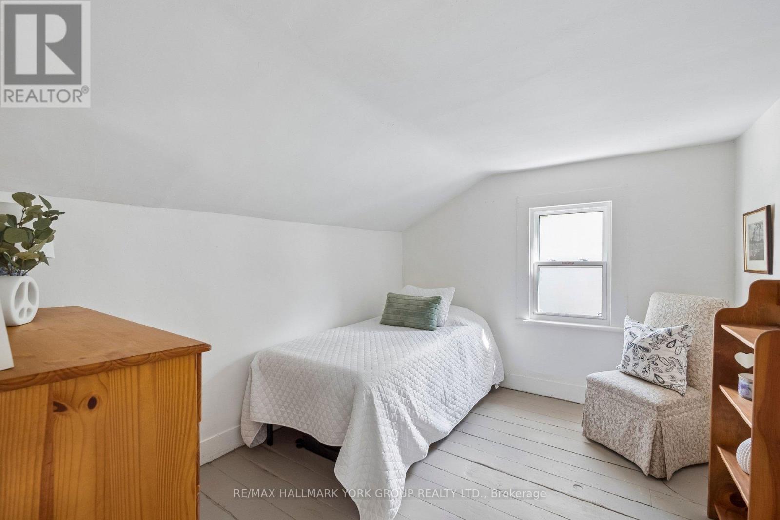 37 ARNOLD CRESCENT - 26