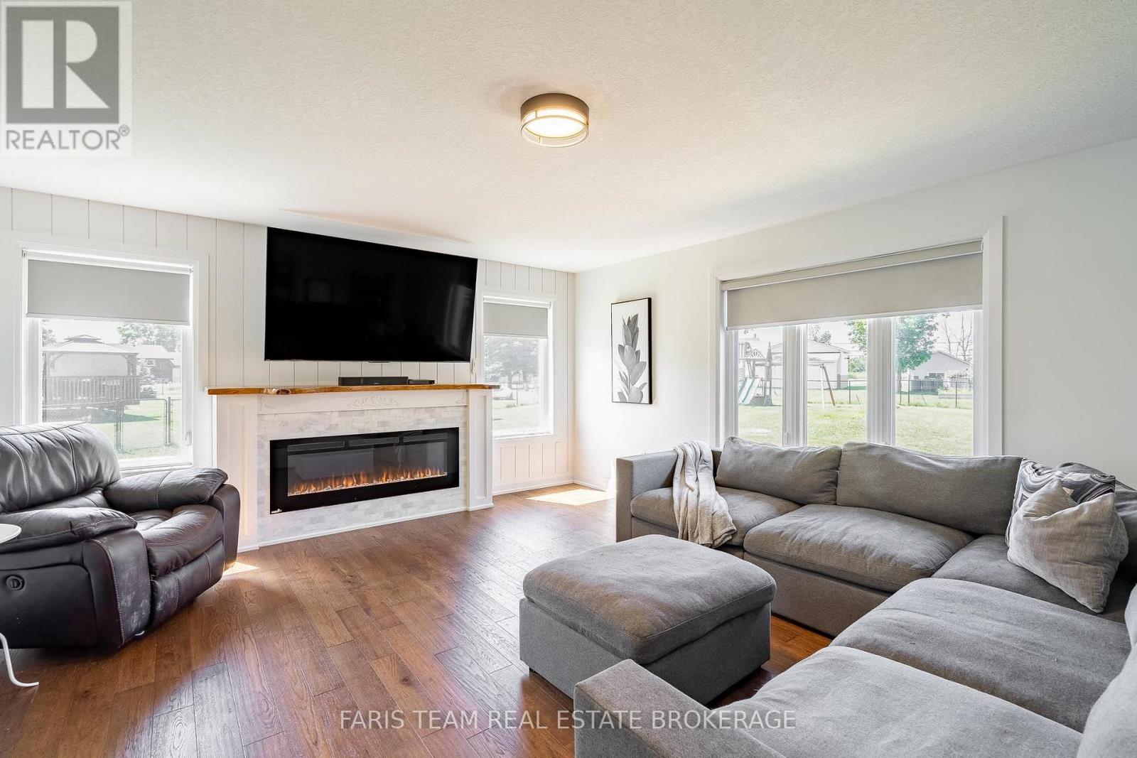 4 CHESLOCK CRESCENT - 14