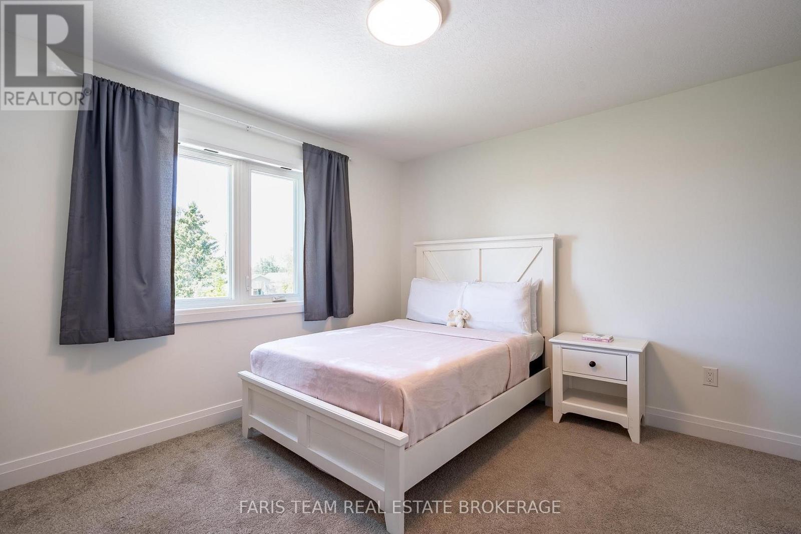 4 CHESLOCK CRESCENT - 26