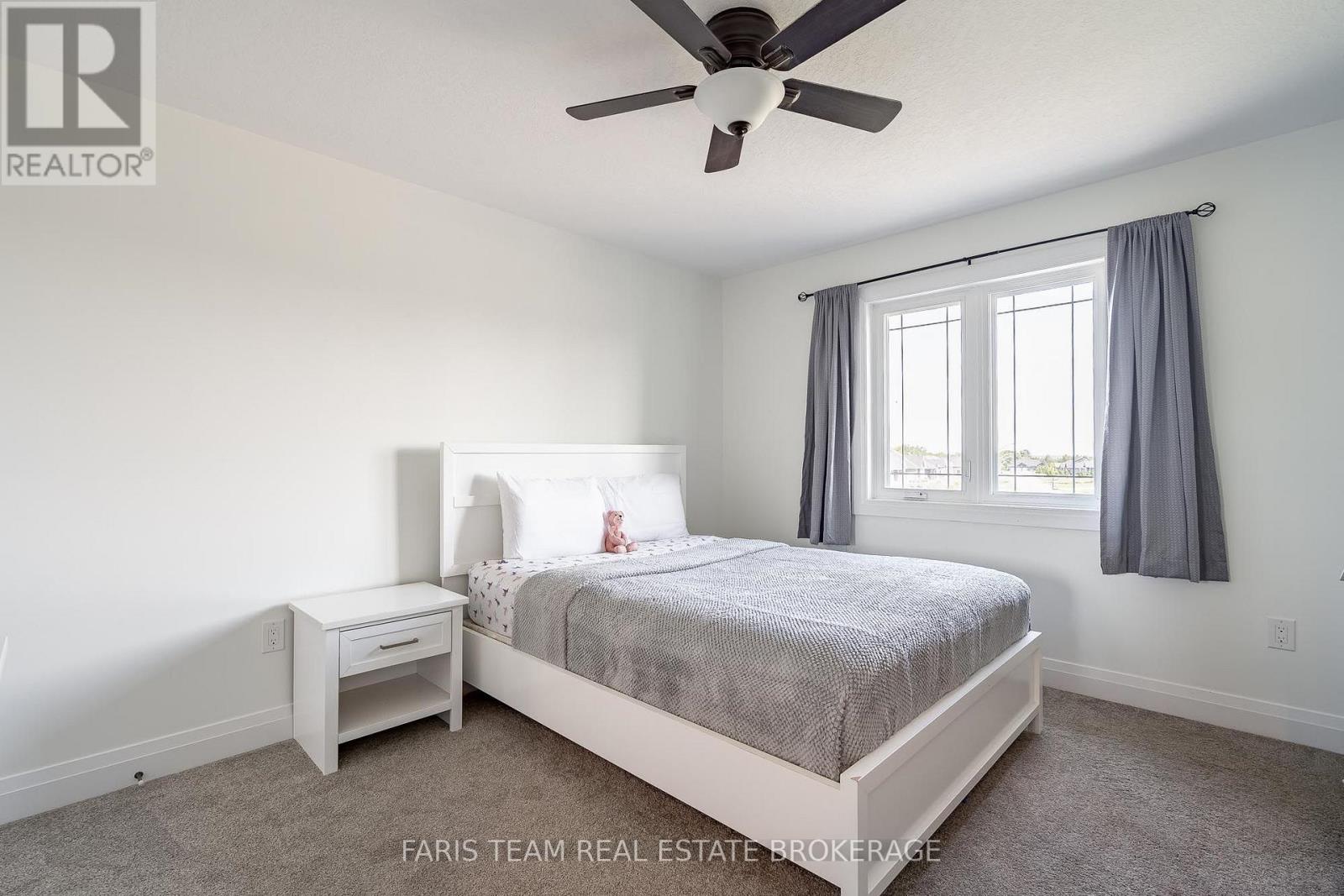 4 CHESLOCK CRESCENT - 27