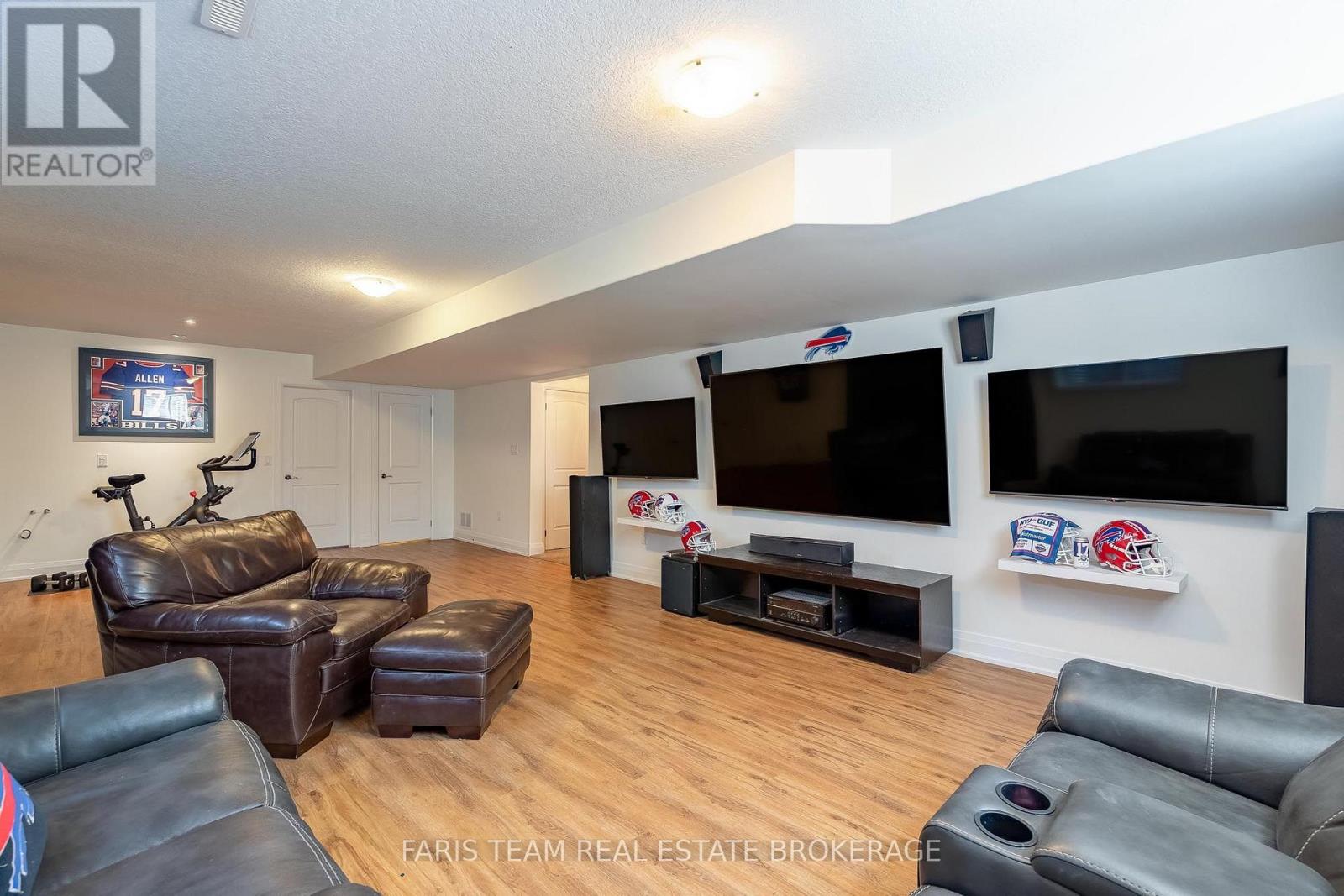 4 CHESLOCK CRESCENT - 32