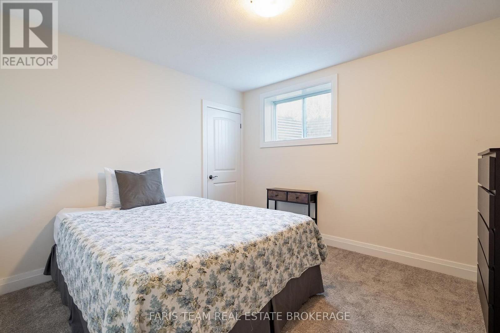 4 CHESLOCK CRESCENT - 33