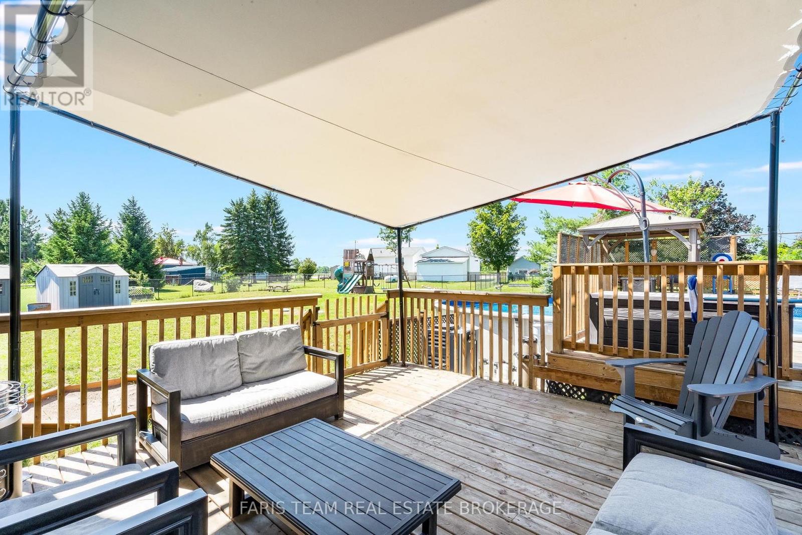 4 CHESLOCK CRESCENT - 37