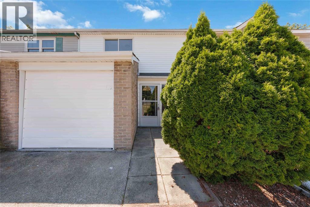 307 SOMERSET CRESCENT - 1