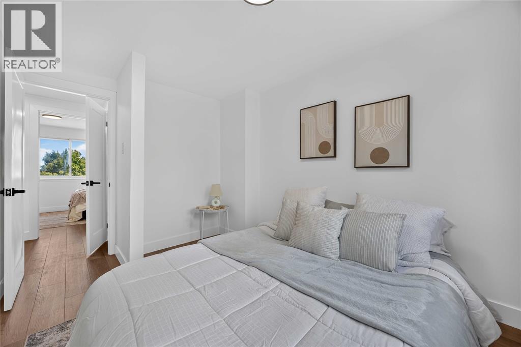 307 SOMERSET CRESCENT - 14