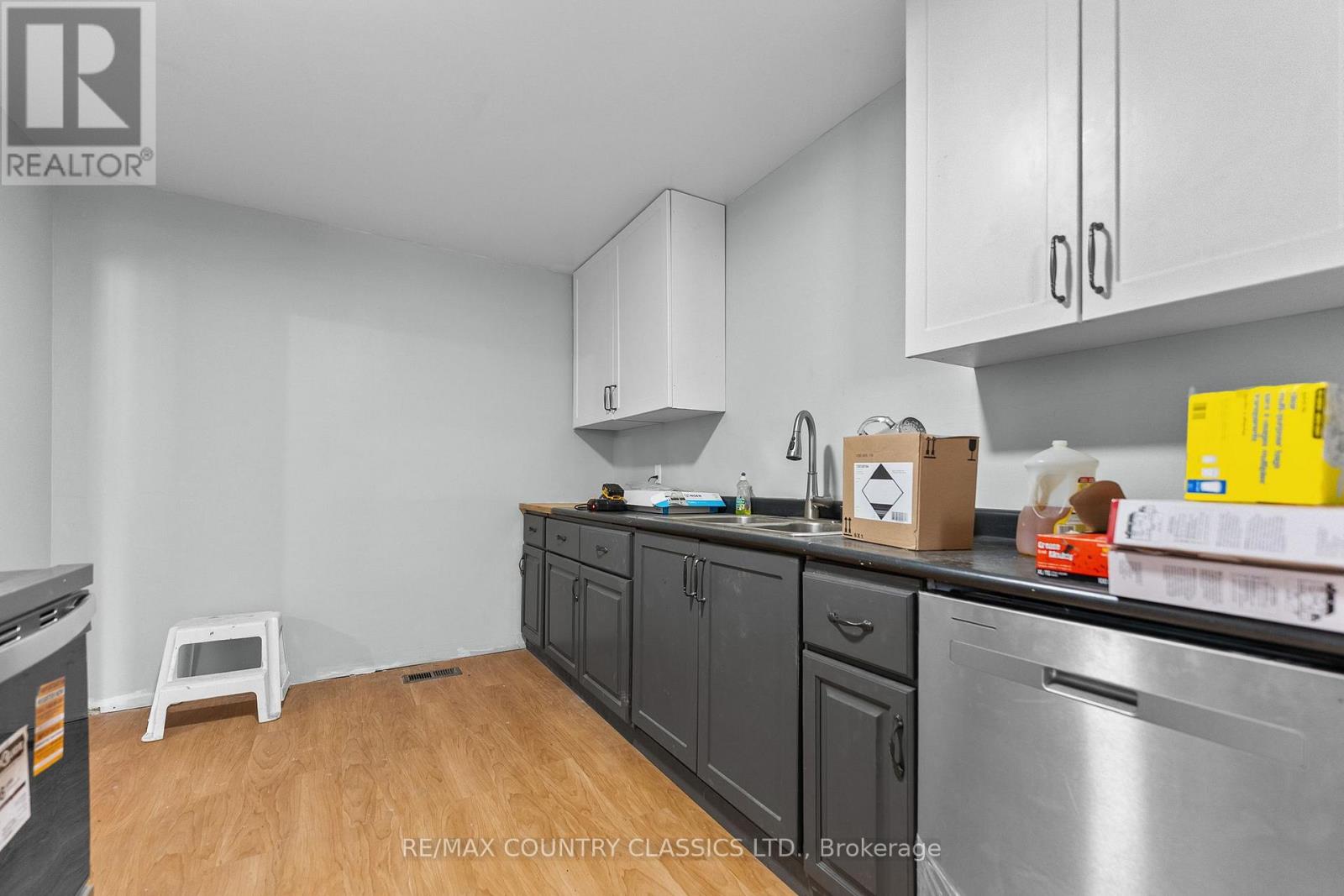1043 ESTATES ROAD - Image 11