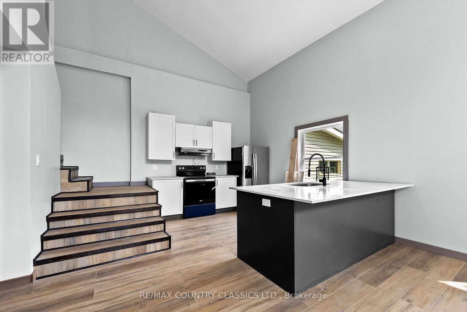 1043 ESTATES ROAD - Image 27