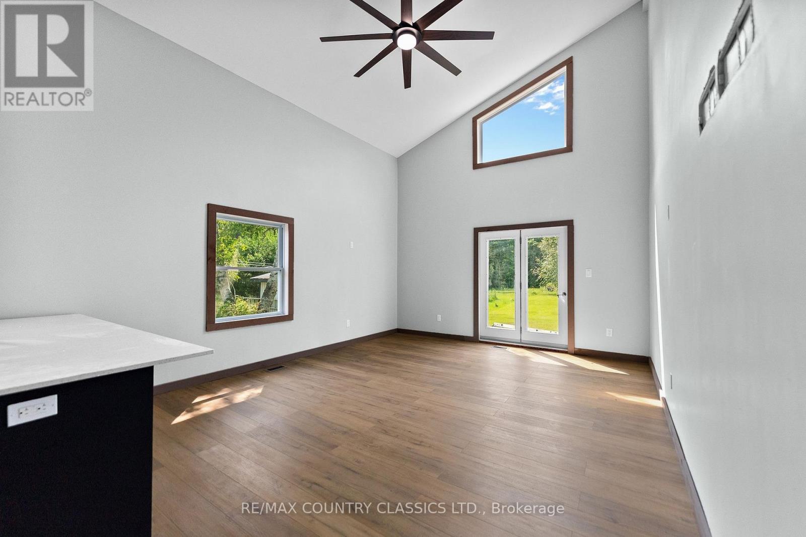 1043 ESTATES ROAD - Image 31