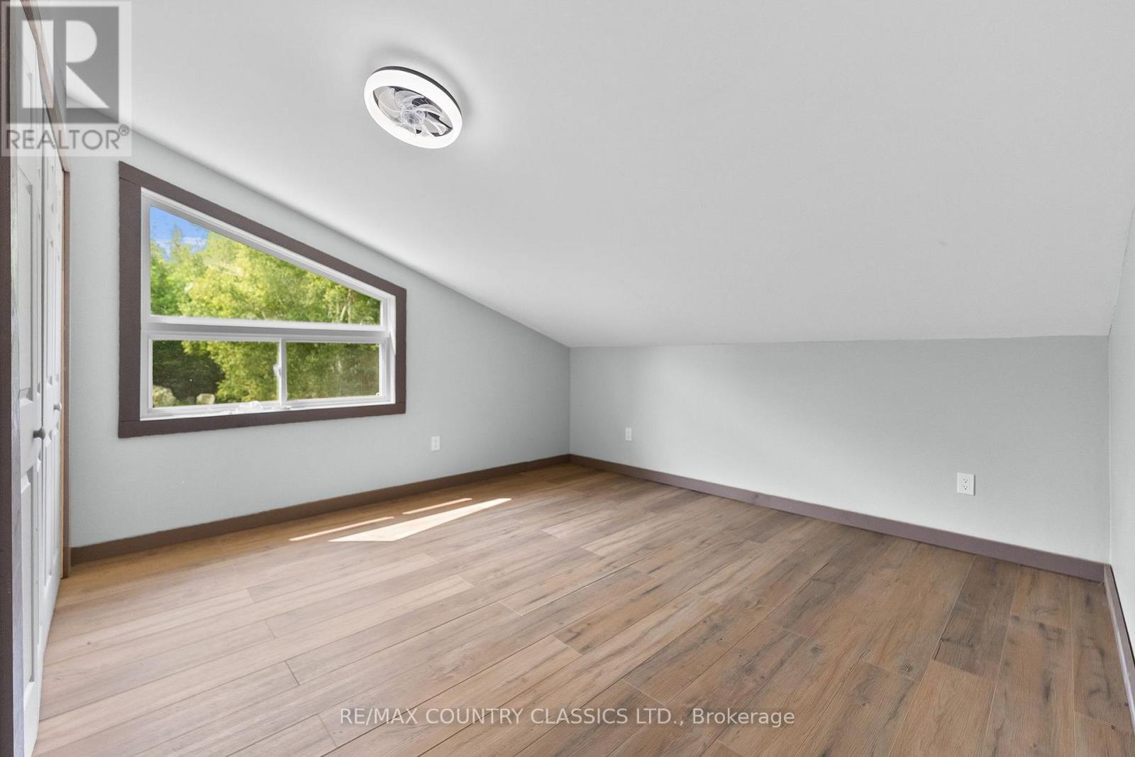1043 ESTATES ROAD - Image 32