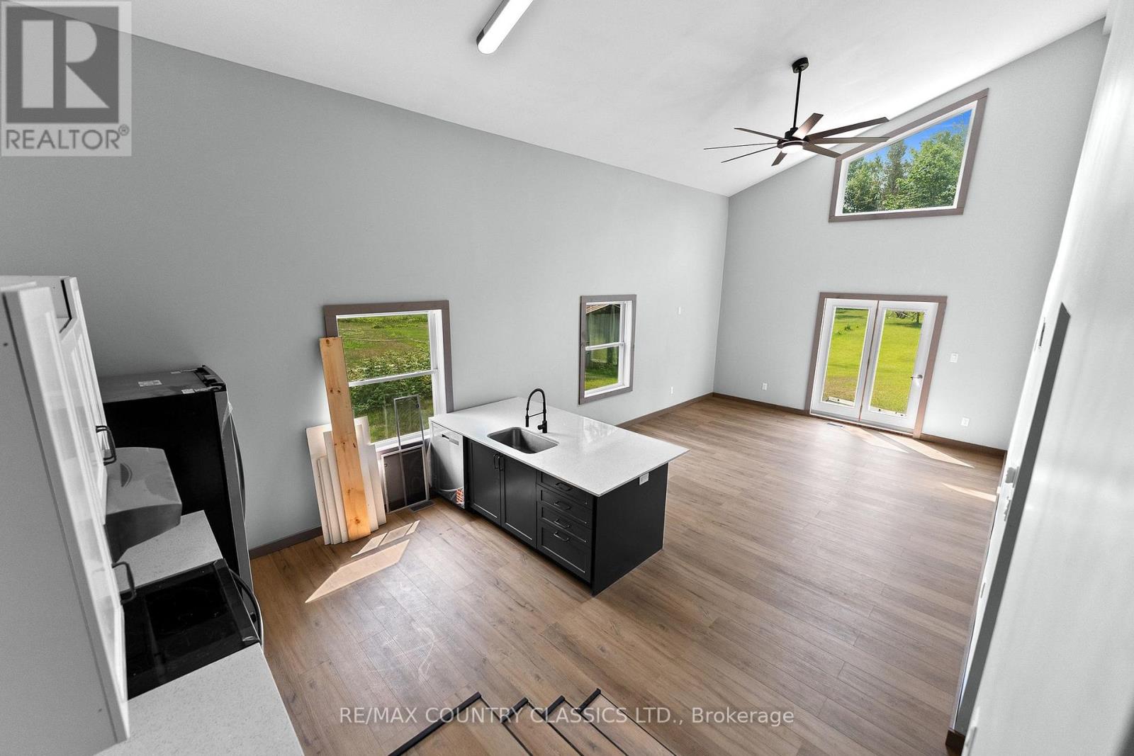 1043 ESTATES ROAD - Image 33