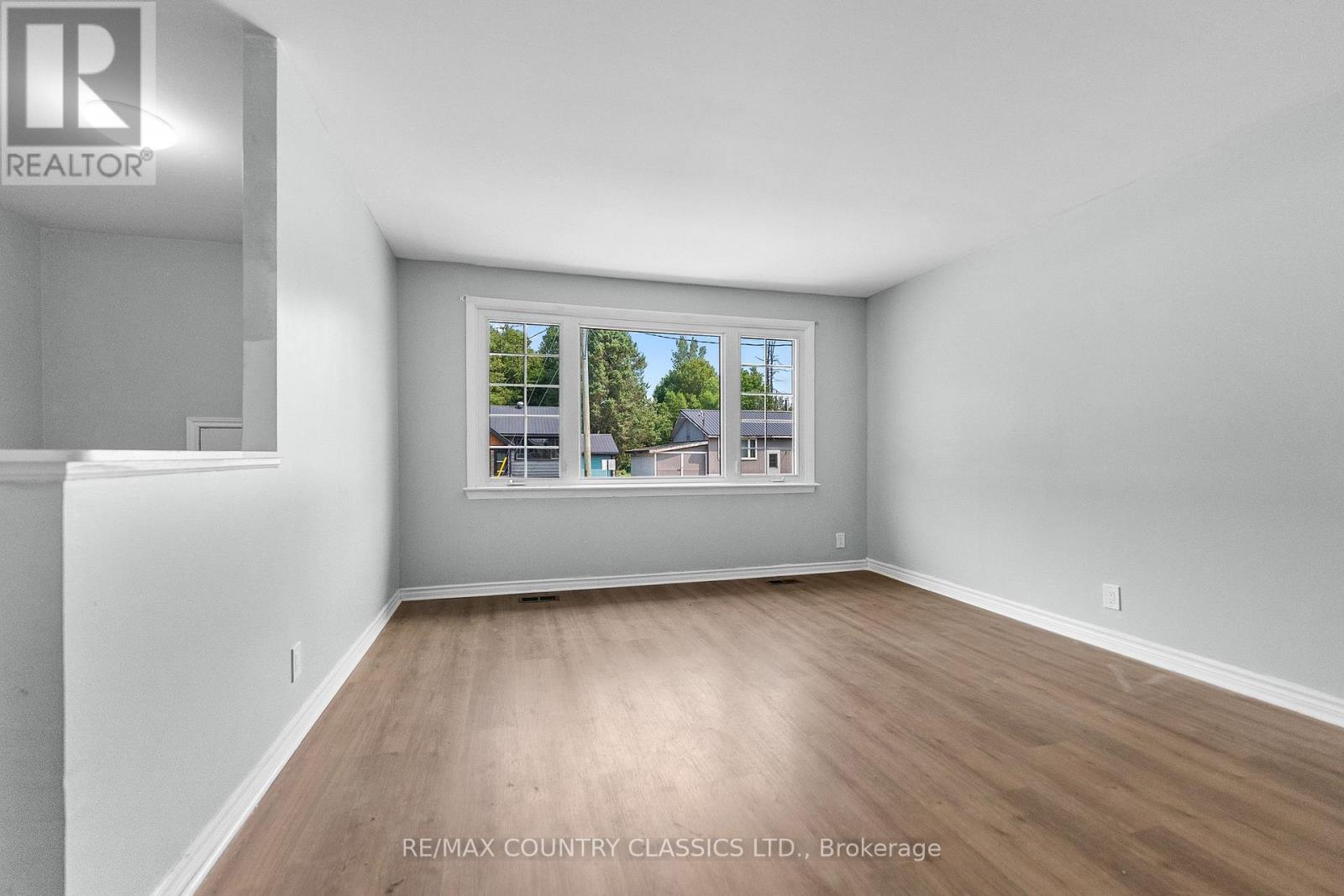 1043 ESTATES ROAD - Image 7