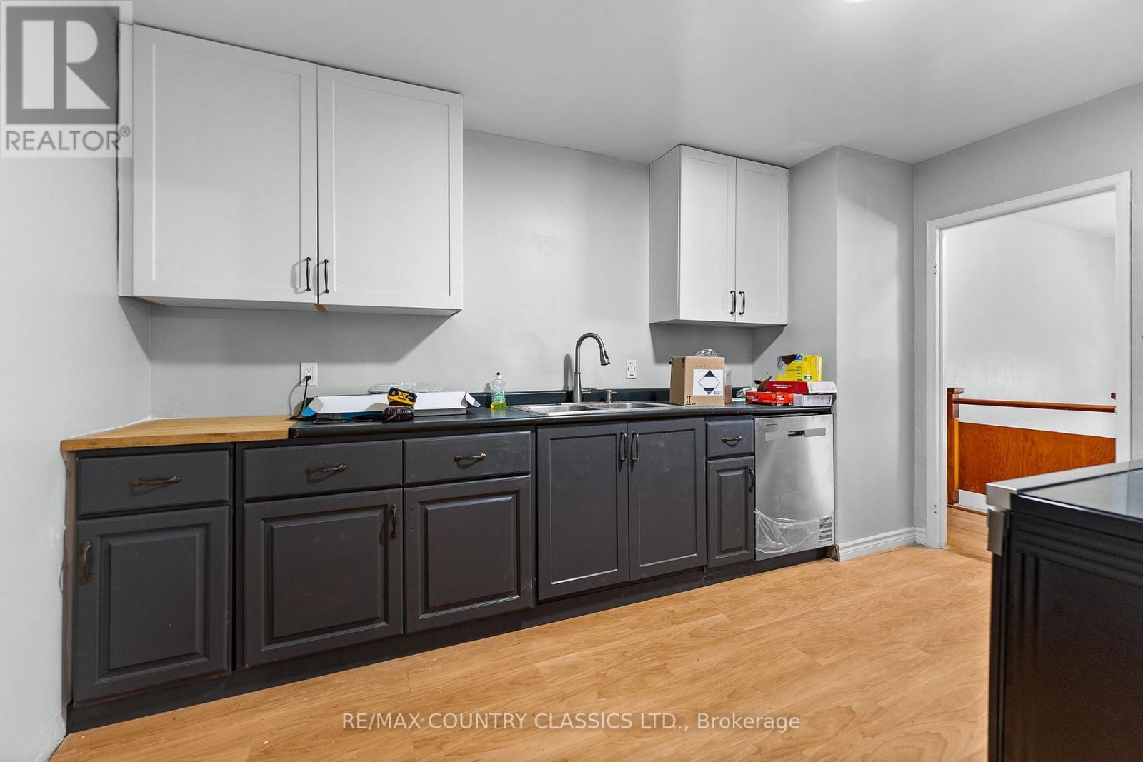 1043 ESTATES ROAD - Image 9