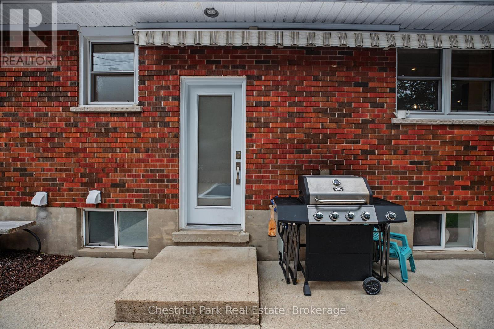583 6TH STREET W - Image 34