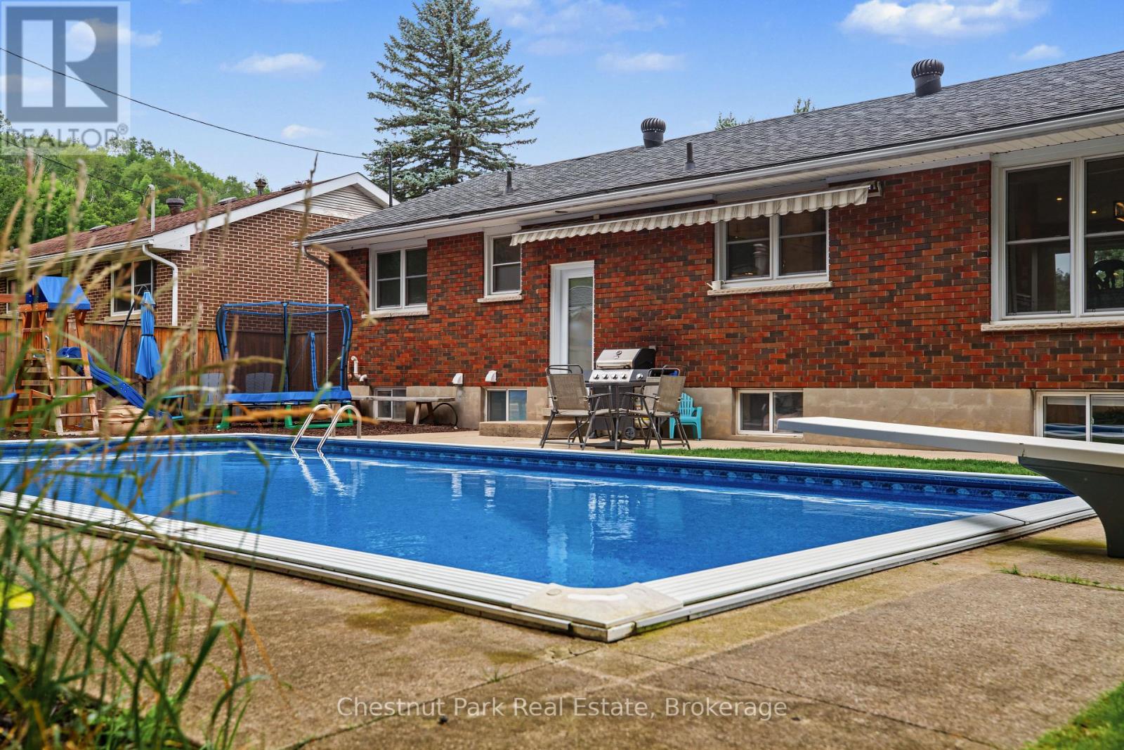 583 6TH STREET W - Image 39