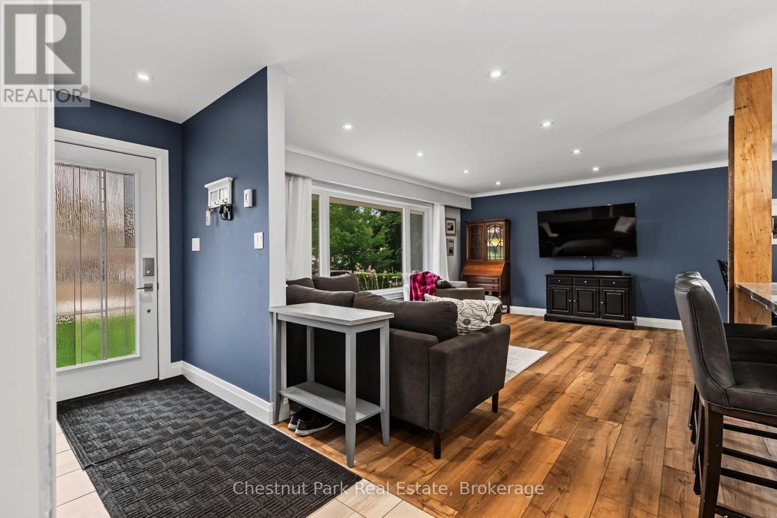 583 6TH STREET W - 8
