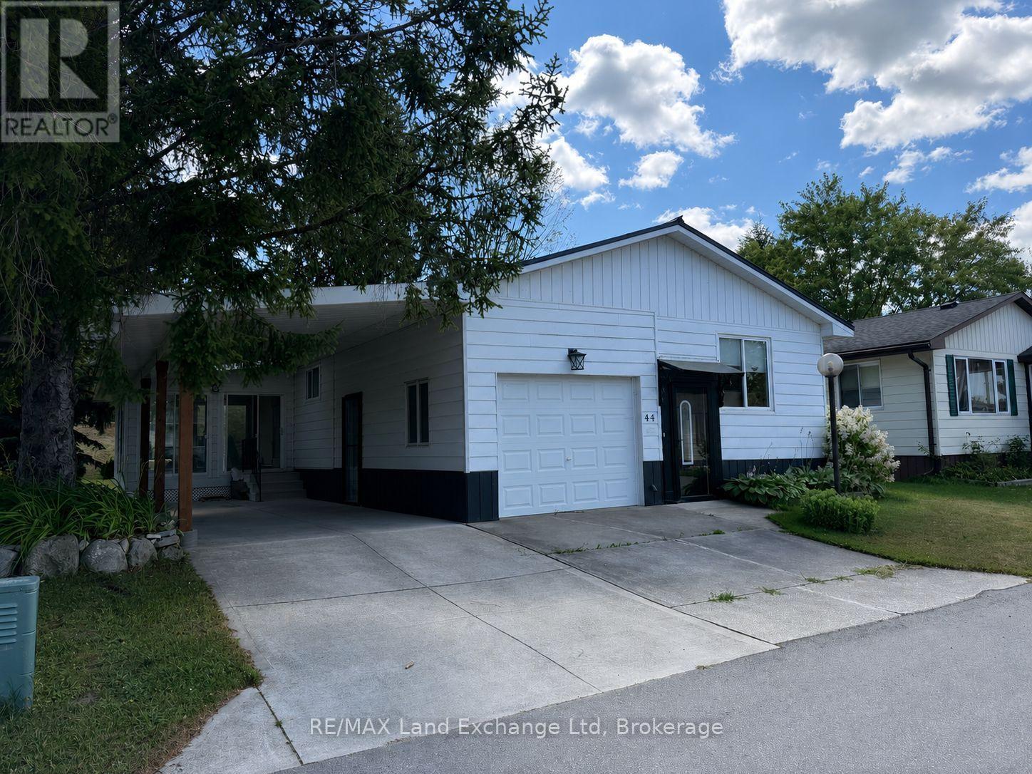 44 BRIARWOOD CRESCENT - 1