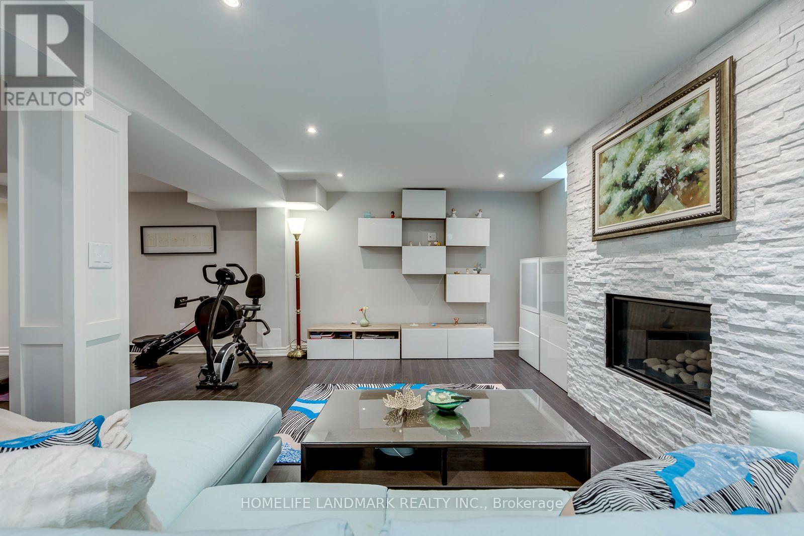 2935 KINGSWAY DRIVE - 40