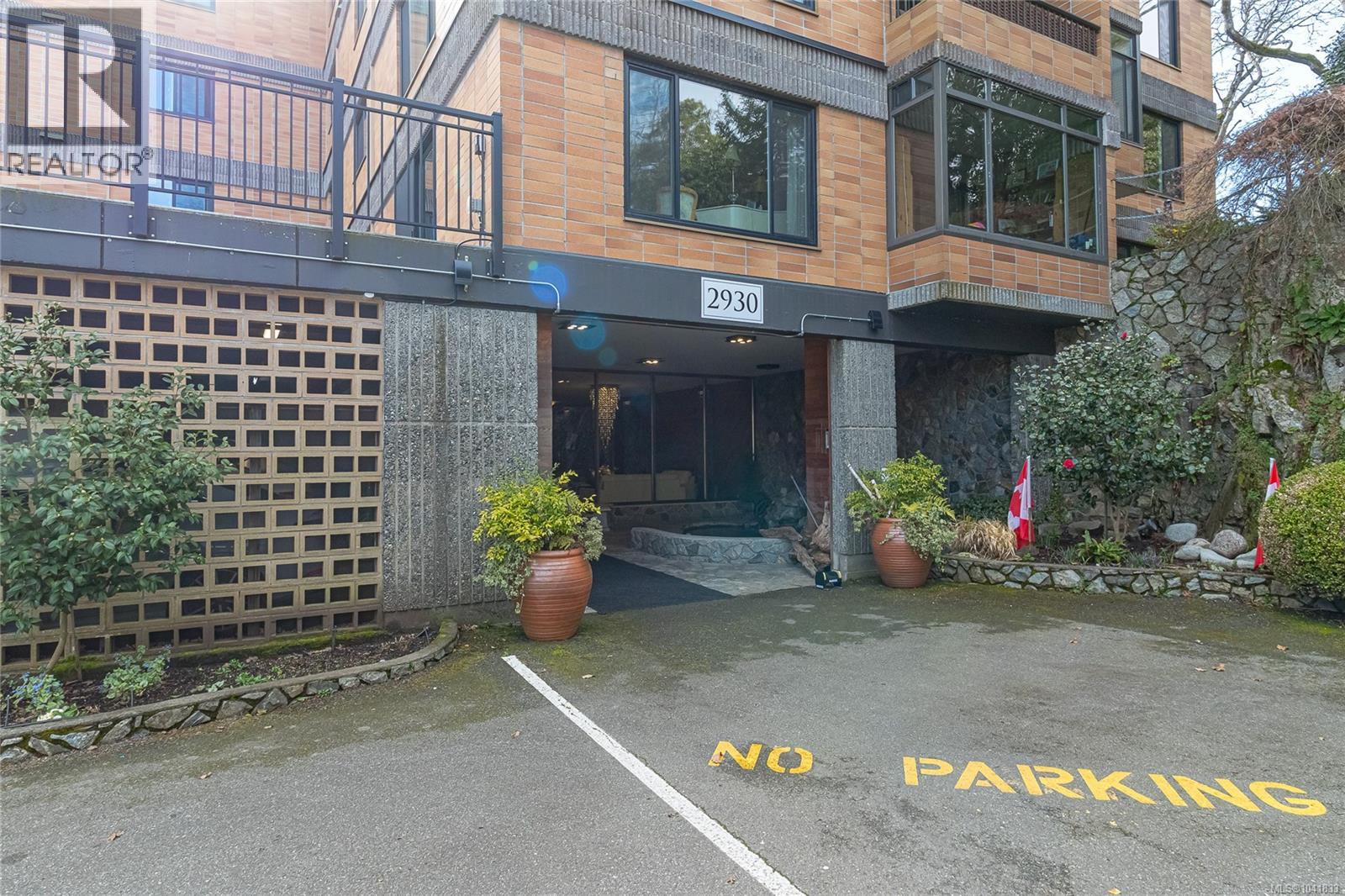 #301 2930 Cook St - 2