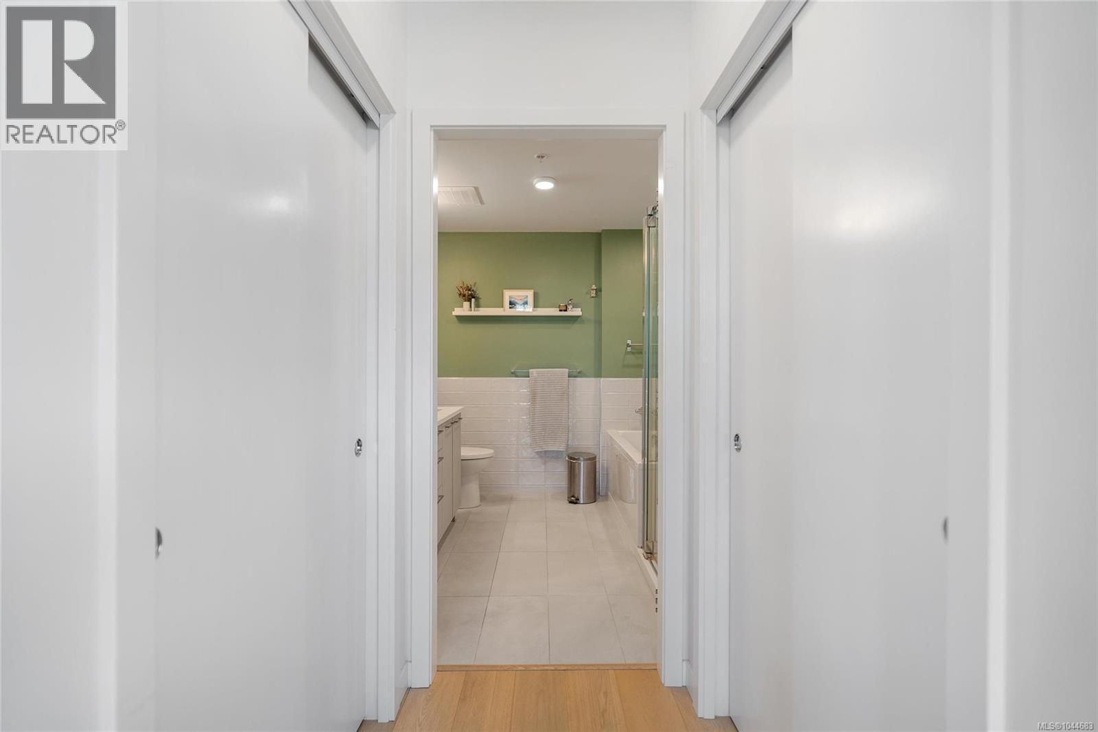 307 7162 West Saanich Road, Central Saanich