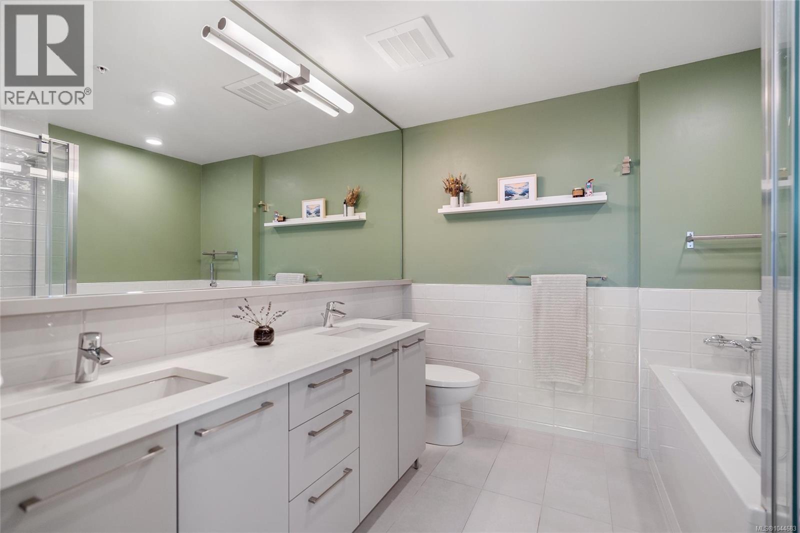 307 7162 West Saanich Road, Central Saanich