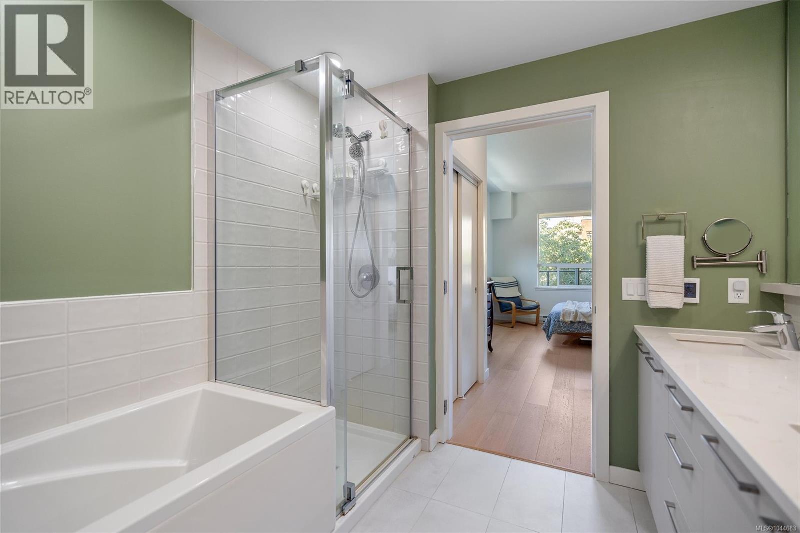 307 7162 West Saanich Road, Central Saanich