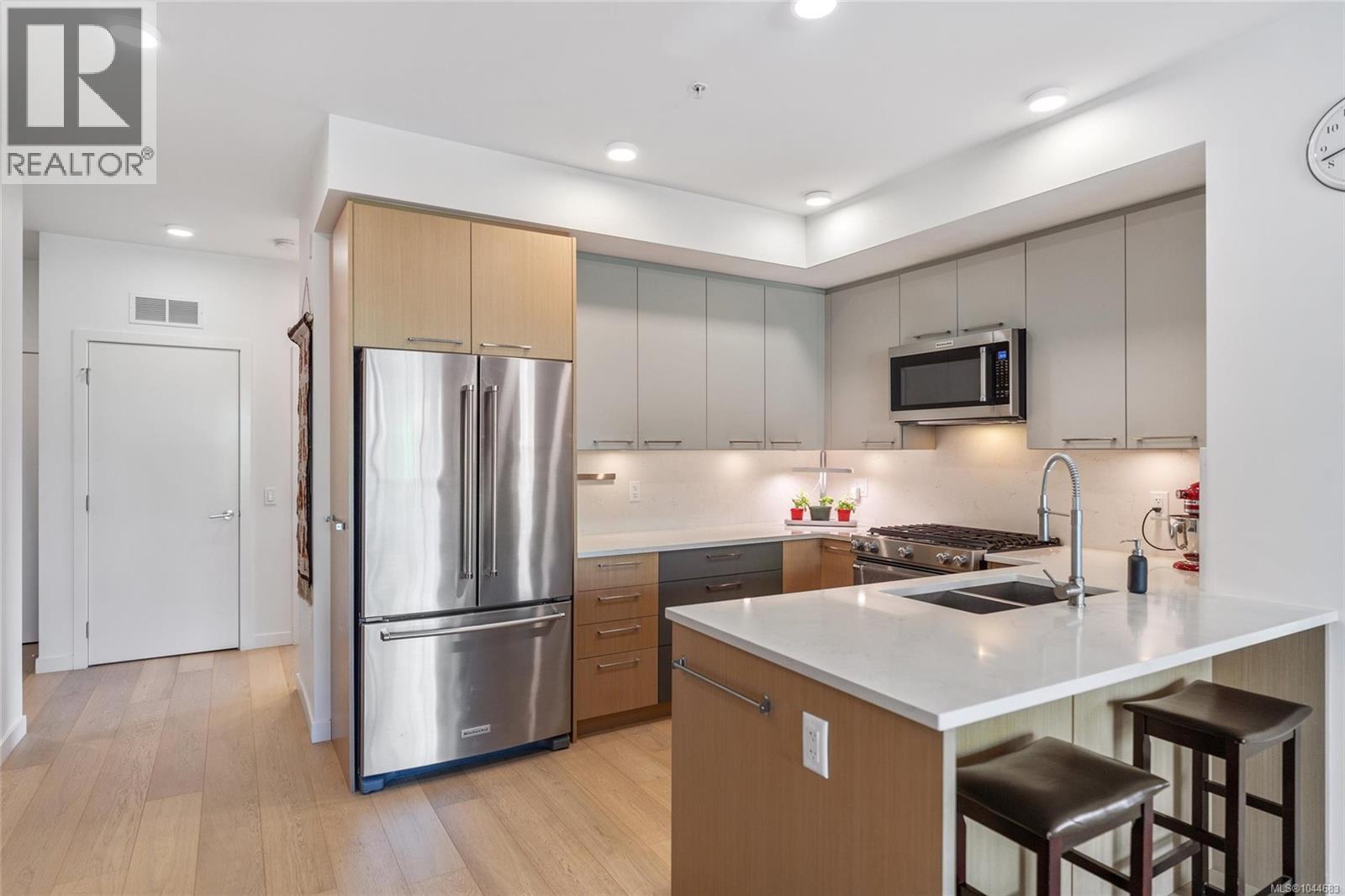 307 7162 West Saanich Road, Central Saanich