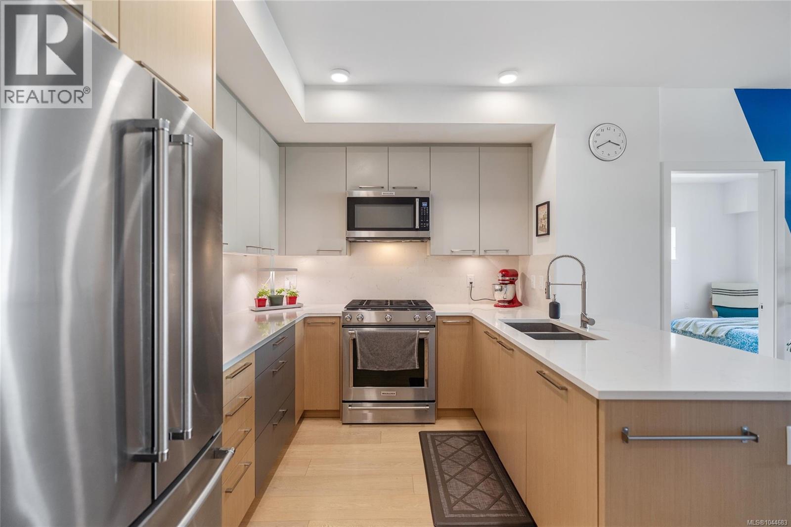 307 7162 West Saanich Road, Central Saanich