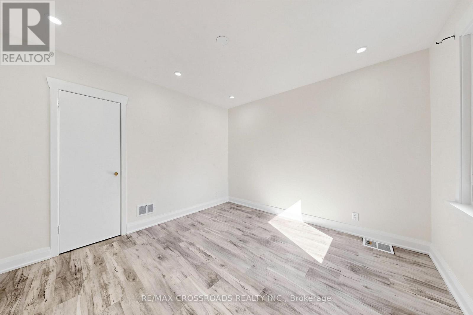 1496 SIMCOE STREET N - 9