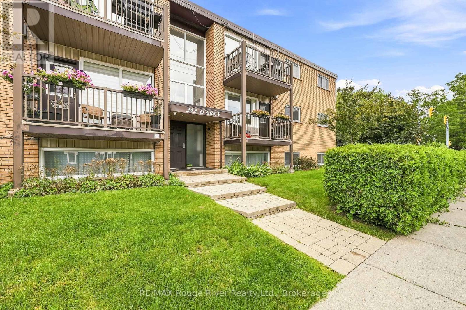 #3 242 D'ARCY STREET - 1
