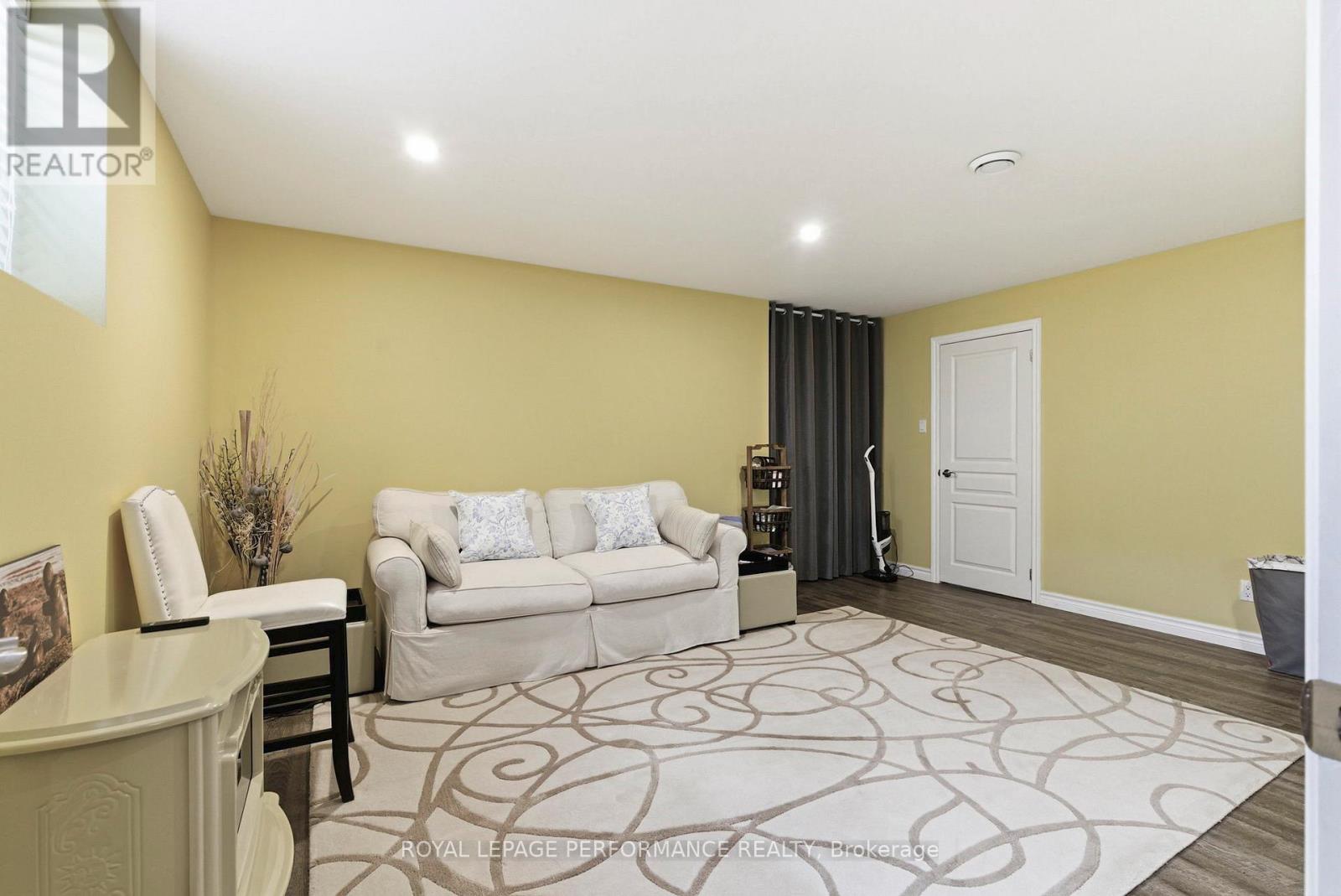 18132 ST. LAURENT BOULEVARD - 33