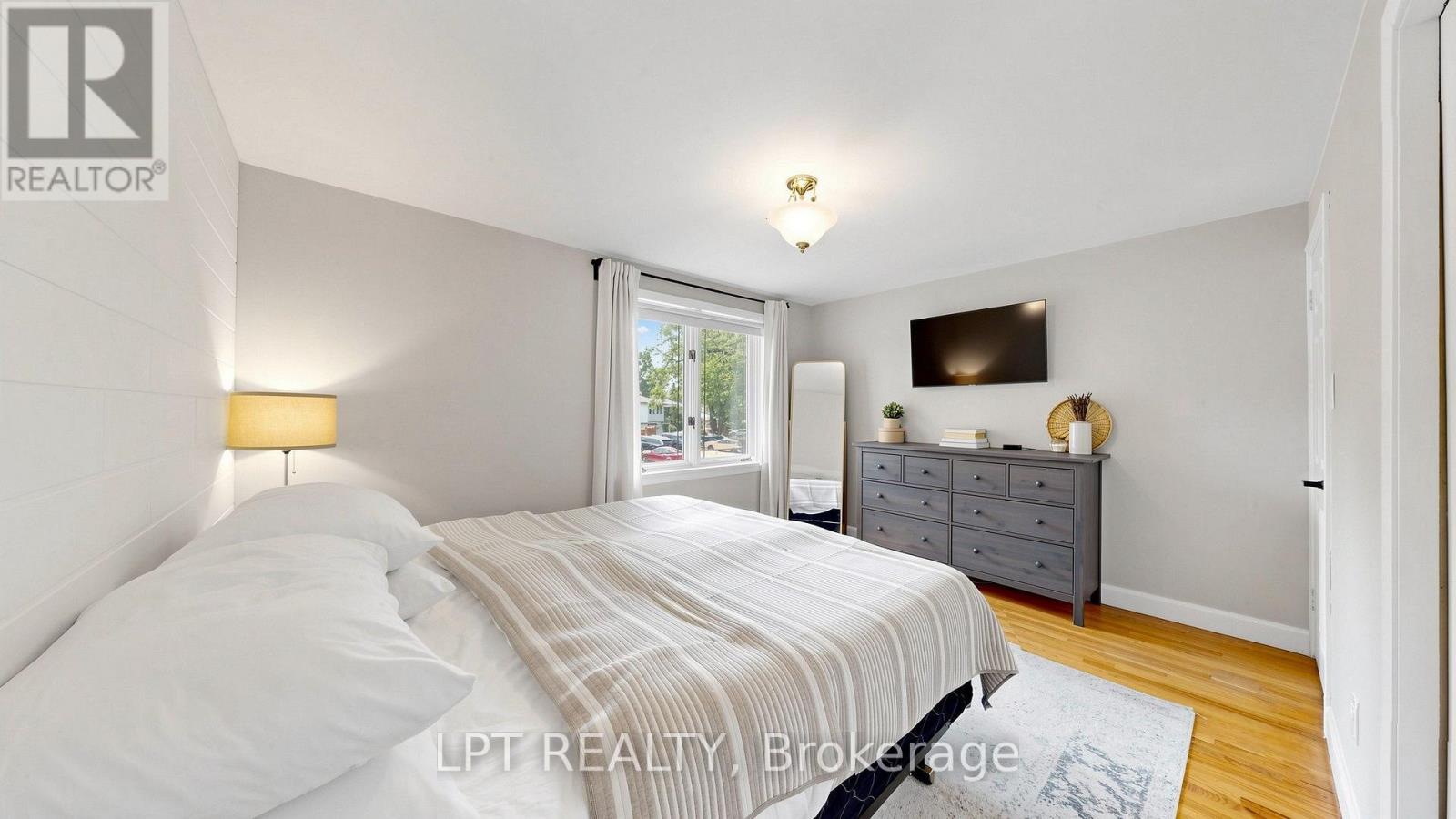 70 ROBERTS CRESCENT - Image 30