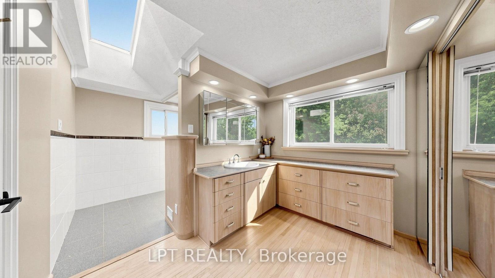 70 ROBERTS CRESCENT - Image 36