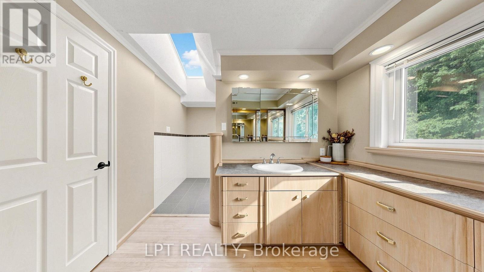 70 ROBERTS CRESCENT - Image 37