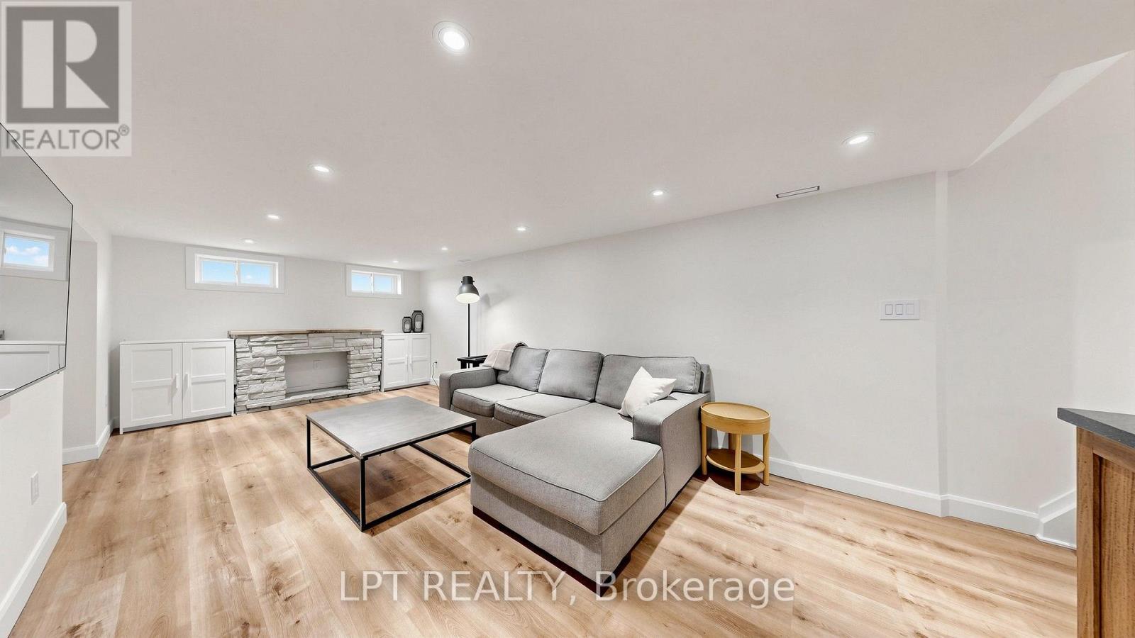 70 ROBERTS CRESCENT - Image 42