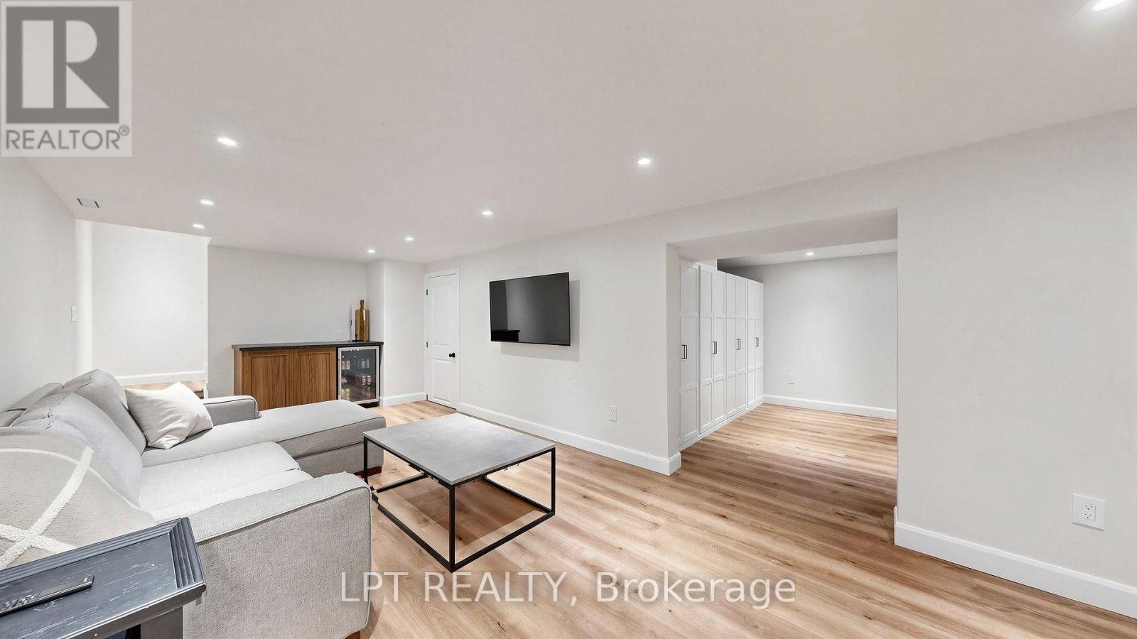 70 ROBERTS CRESCENT - Image 44