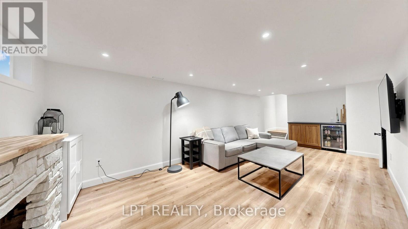 70 ROBERTS CRESCENT - Image 45