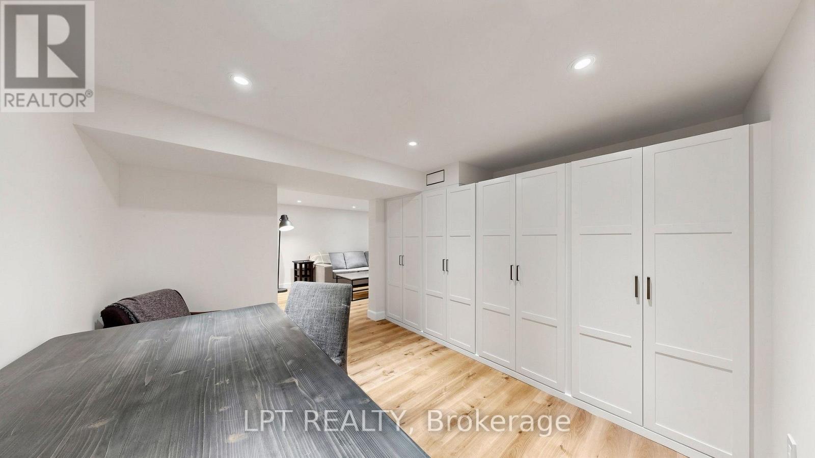 70 ROBERTS CRESCENT - 47