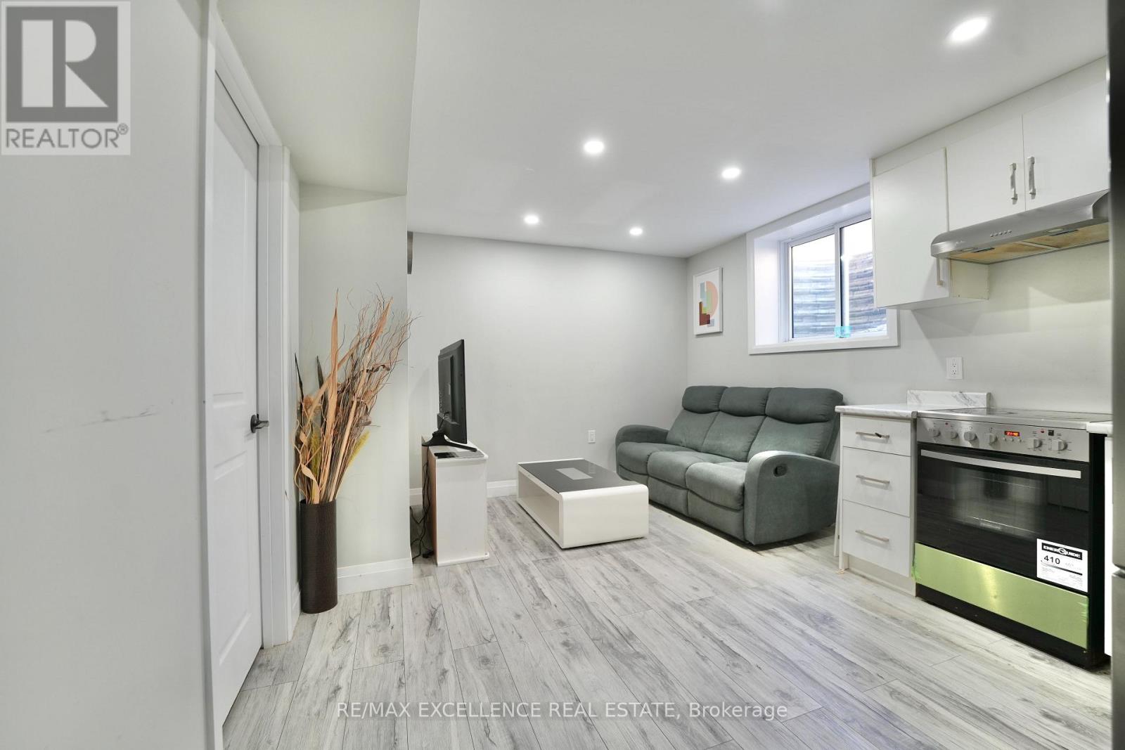 18 WEIR CRESCENT - 21