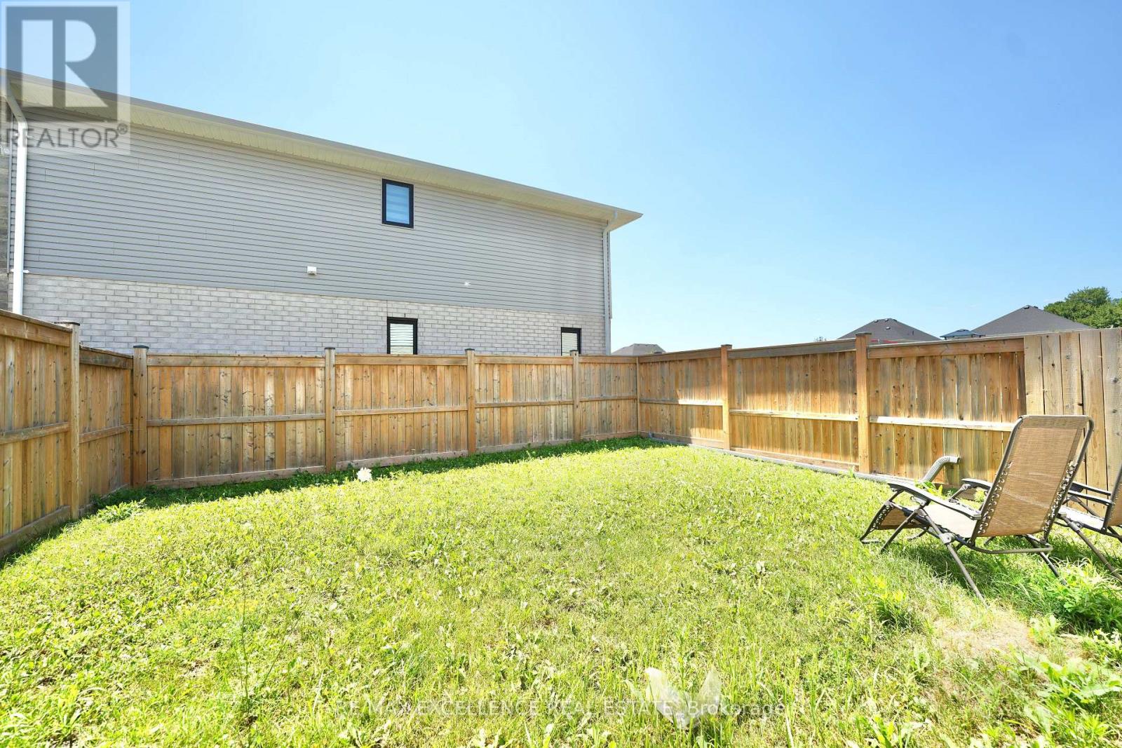 18 WEIR CRESCENT - 26