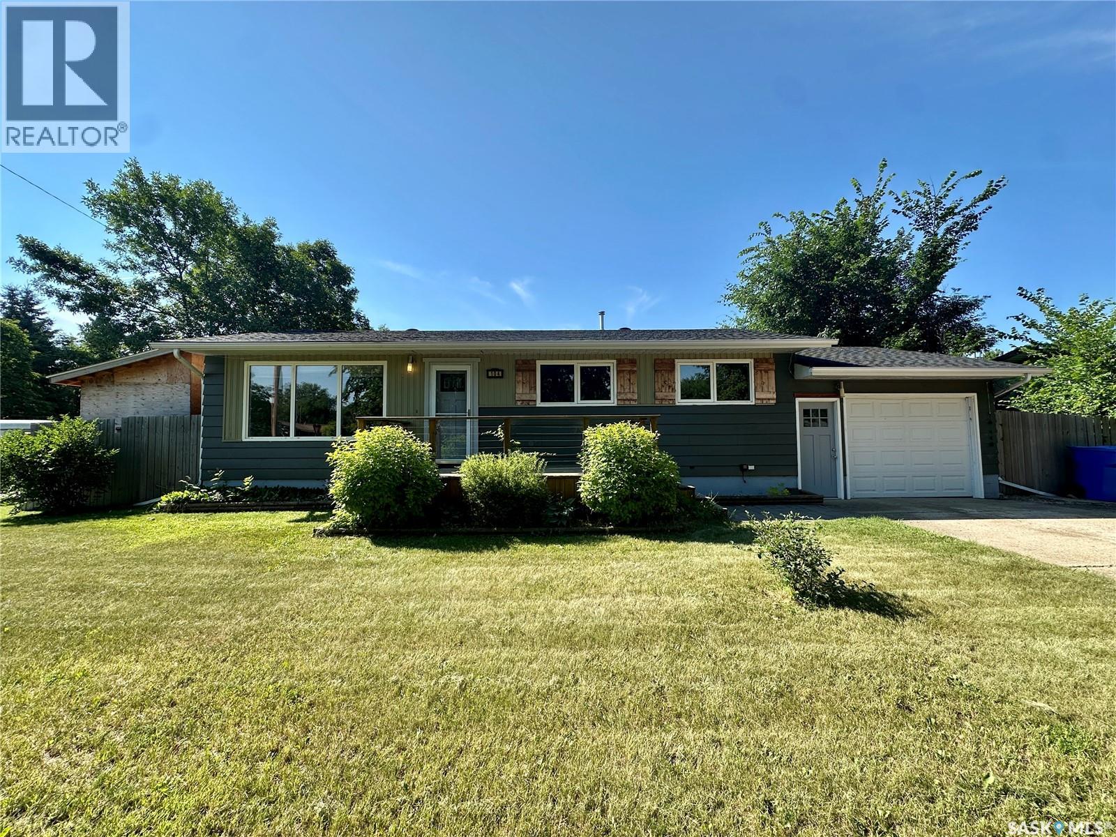 104 Johnston CRESCENT - 1