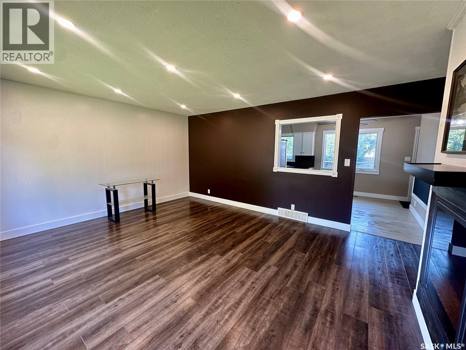 104 Johnston CRESCENT - 2