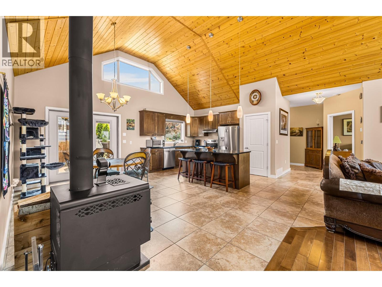 1039 Kootenay Place - 8