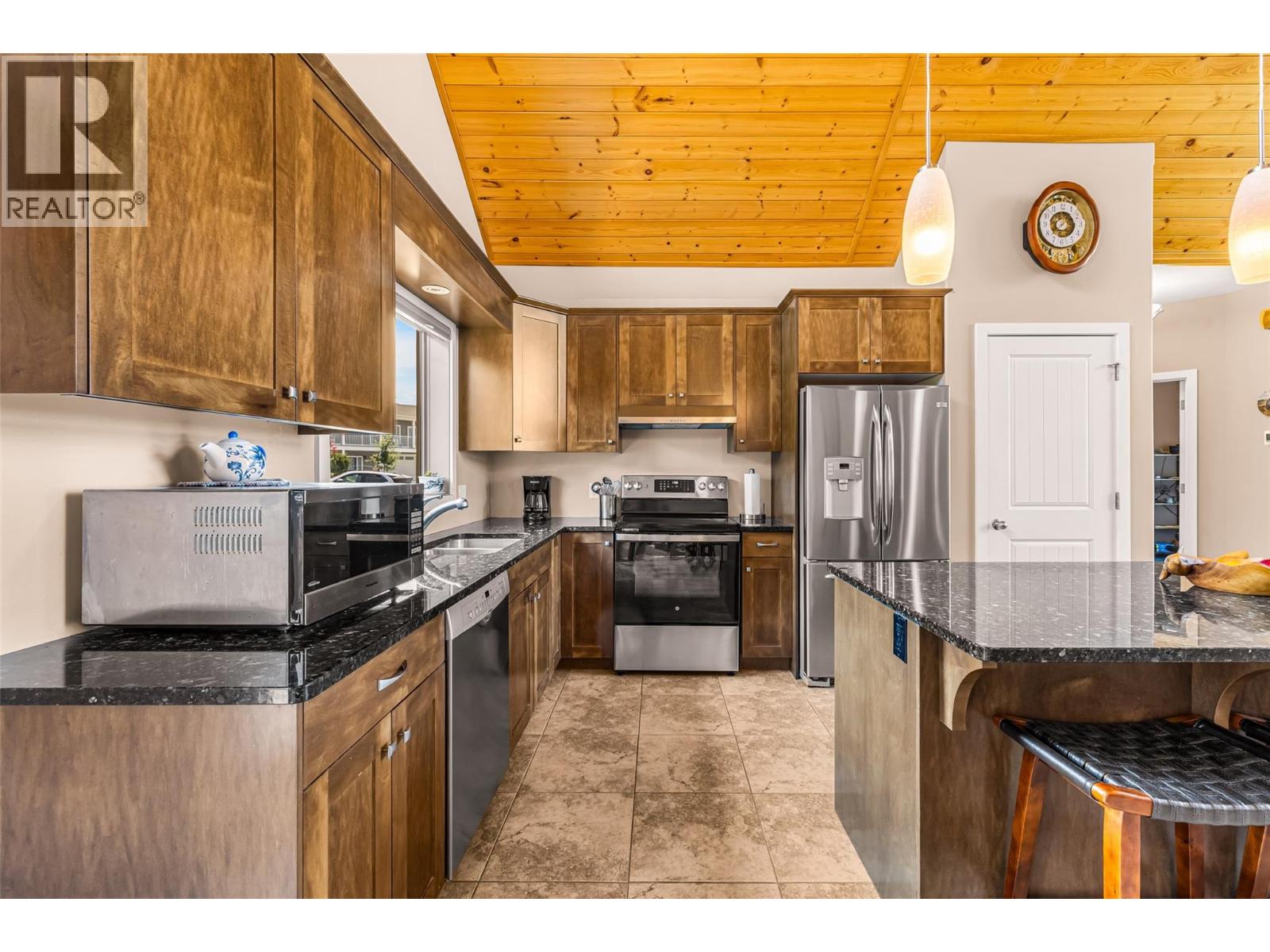 1039 Kootenay Place - 10