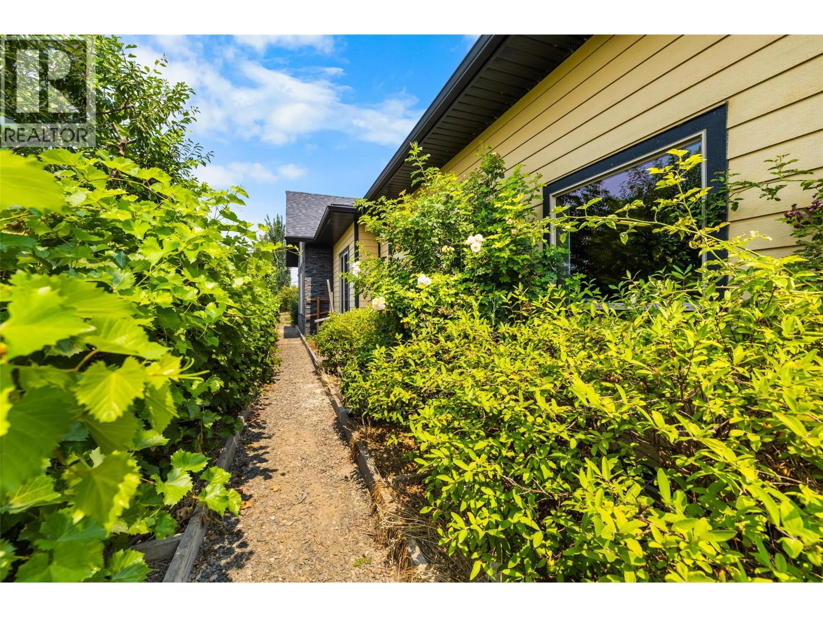1039 Kootenay Place - Image 34